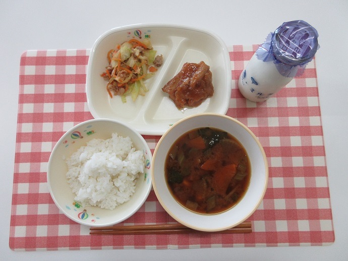 献立:ごはん 牛乳 ☆愛知県産野菜のみそ汁 鶏肉の照り焼き 焼き肉サラダ