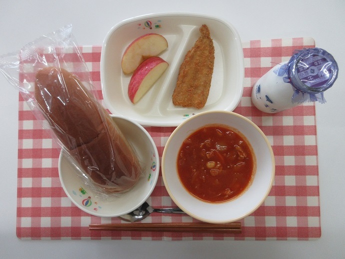 献立：くろロールパン　牛乳　ポークビーンズ　にぎすフライ　りんご2こ（小1・2年　1こ）