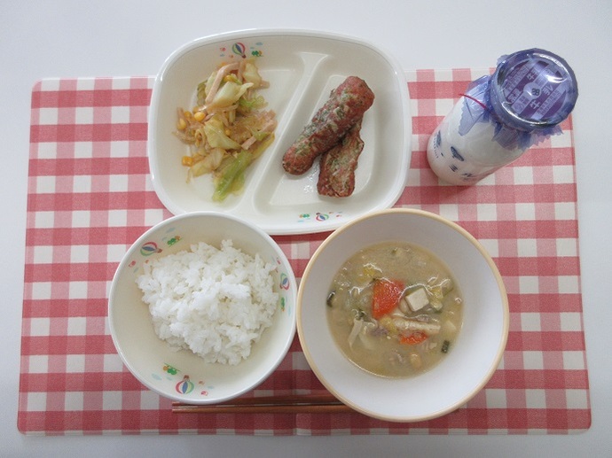 献立:ごはん 牛乳 すがたをかえる大豆汁 ちくわの磯部揚げ ハムと春雨の和え物