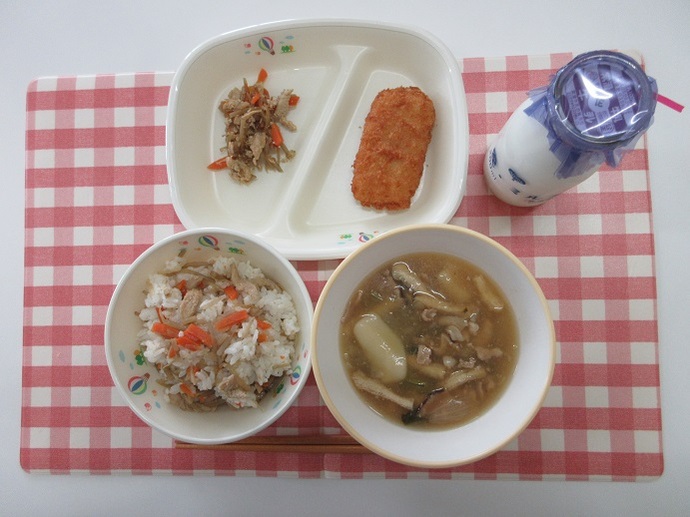献立:ごはん 牛乳 すいとん汁 がんす 鶏飯の具