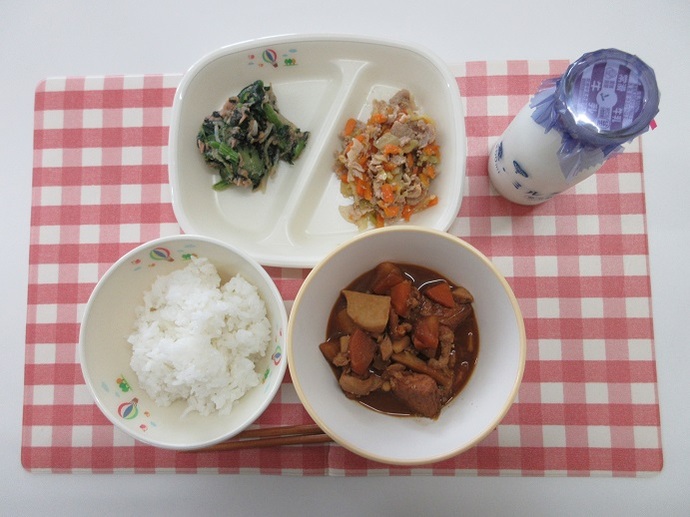 献立:ごはん 牛乳 煮味噌 豚肉と愛知県産野菜の炒め物 磯香和え