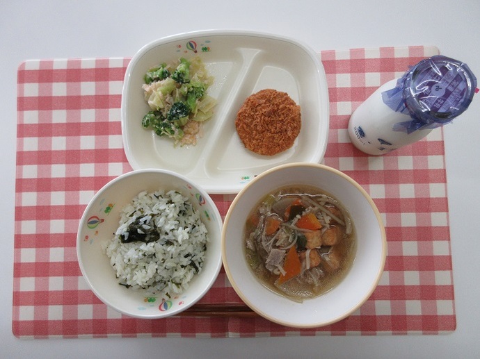 献立:わかめごはん 牛乳 根菜汁 和風れんこんコロッケ ブロッコリーの和え物