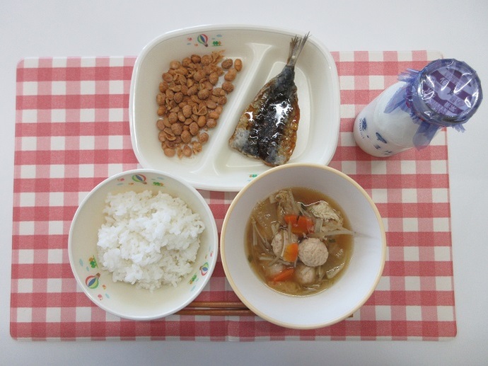 献立：ごはん　牛乳　鶏団子汁　いわしの蒲焼き　大豆のきな粉がらめ