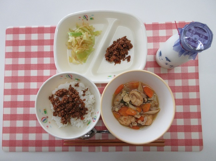献立：☆ごはん　牛乳　鶏肉とがんもどきの煮物　☆肉みそそぼろ丼　たくあんとキャベツの和え物