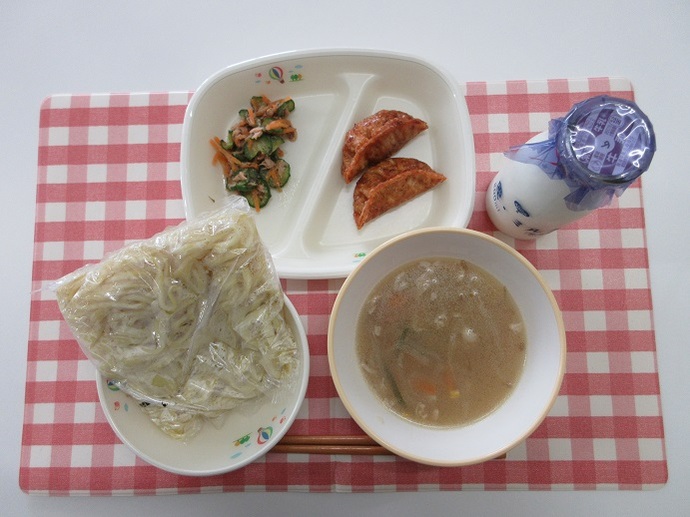 献立：中華めん　牛乳　とんこつラーメンスープ　揚げぎょうざ（小2個・中3個）　きゅうりとツナのあかもく中華和え