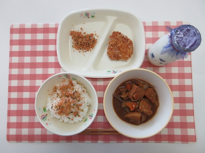 献立：ごはん　牛乳　大根と厚揚げの味噌煮　ささみカツ　鮭と青菜ごはんの具