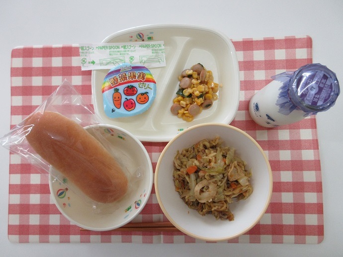 献立：あいちの米粉パン　牛乳　焼きそば　コーンとソーセージのソテー　キャロットゼリー