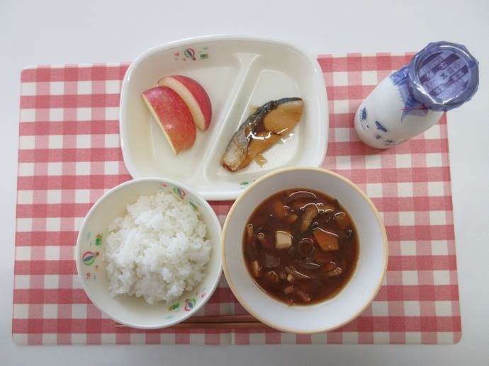 献立：ごはん　牛乳　白菜のみそ汁　☆ぶりの照り焼き　りんご2個（小1・2年　1個）