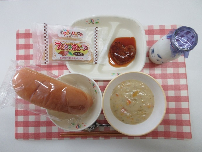 献立：ミルクロールパン　牛乳　コーンポタージュ　ハートハンバーグのケチャップソースかけ　米粉チョコクレープ