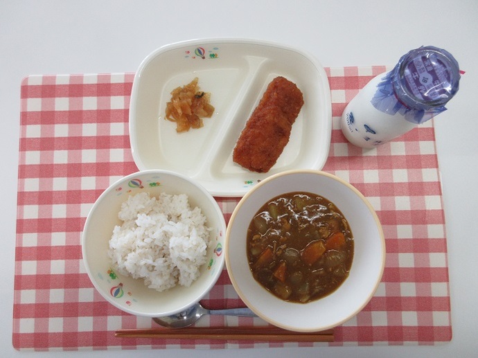 献立：麦ごはん　牛乳　カレーライス　☆いかフライのレモンソースかけ　福神漬