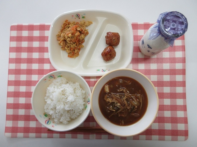 献立：ごはん　牛乳　豚汁　愛知のれんこん入りつくね（小2個・中3個）　☆にんじんしりしり（卵入り）