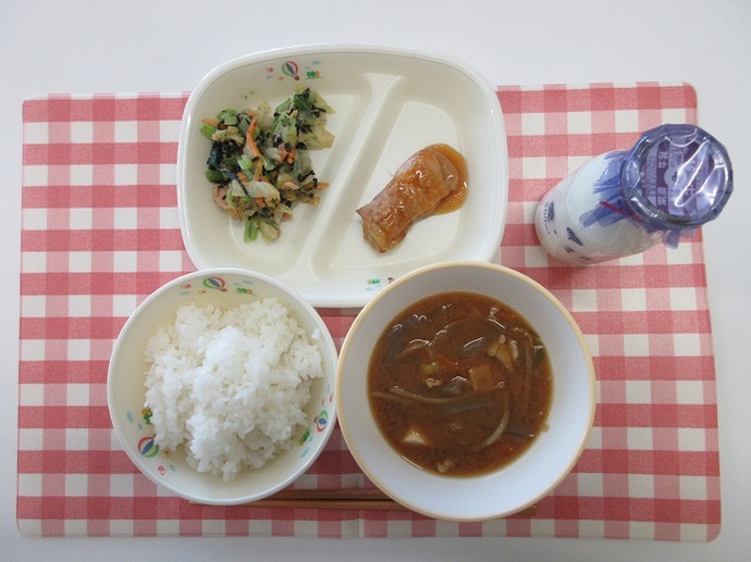 献立：ごはん　牛乳　スキー汁　鶏肉の甘だれかけ　磯香和え