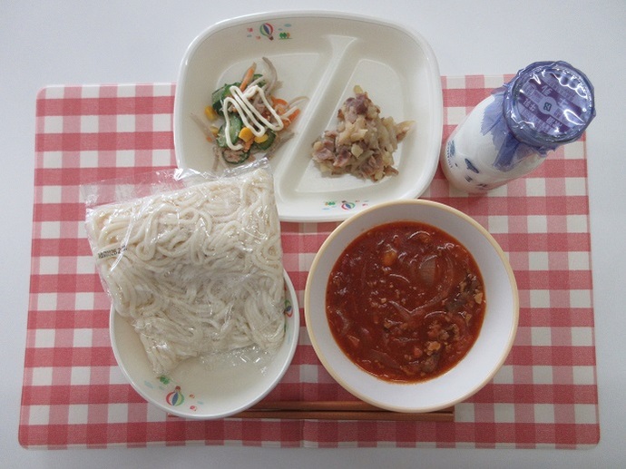 献立：ソフトめん　牛乳　ミートソース　ジャーマンポテト　ごぼうのごまマヨサラダ　卓上マヨネーズ