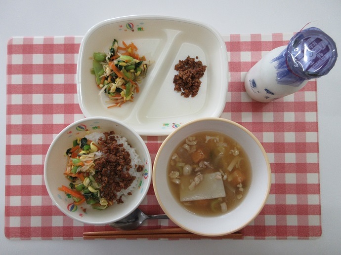 献立：ごはん　牛乳　ワンタンスープ　ビビンバ（肉）　ビビンバ（野菜）