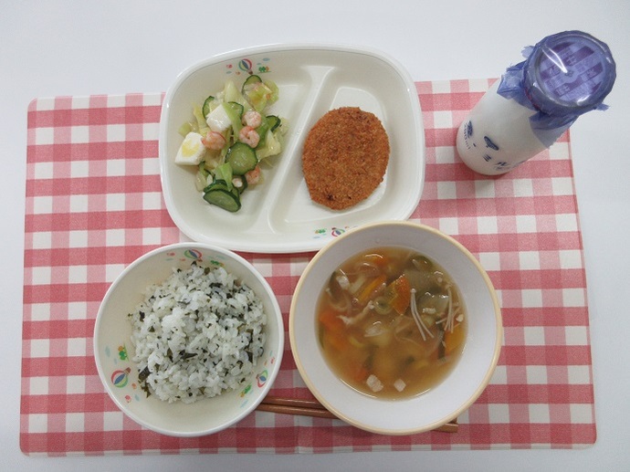 献立：わかめごはん　牛乳　白玉団子汁　コロッケ　海の幸サラダ