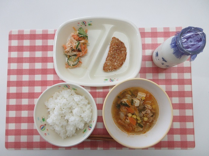 献立：ごはん　牛乳　キムチスープ　ハムカツ　大根の中華ごま和え