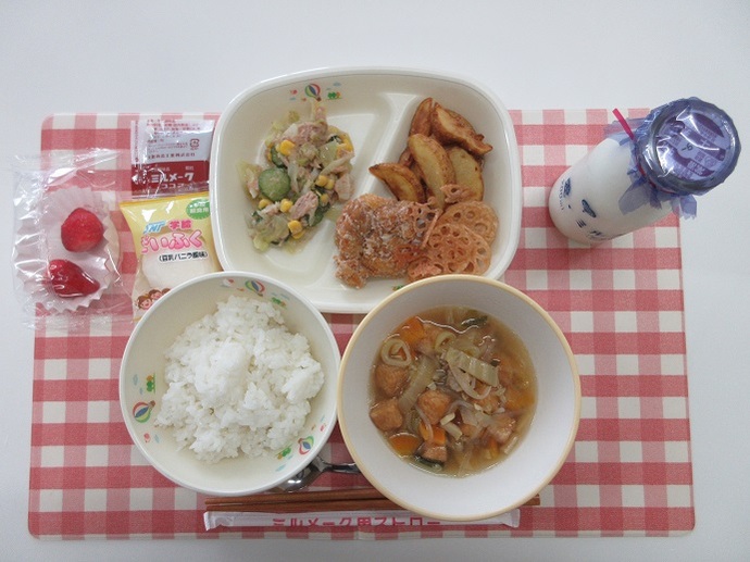 献立：ごはん　牛乳　春雨スープ　鶏のから揚げ　れんこんチップス　フライドポテト　塩だれサラダ　いちご　豆乳クリーム大福　ココア牛乳の素