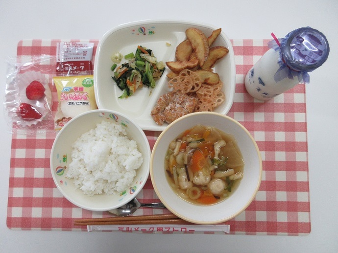 献立：ごはん　牛乳　鶏団子汁　鶏の唐揚げ　れんこんチップス　フライドポテト　ハムと野菜のあかもく和え　いちご　豆乳クリーム大福　ココア牛乳の素