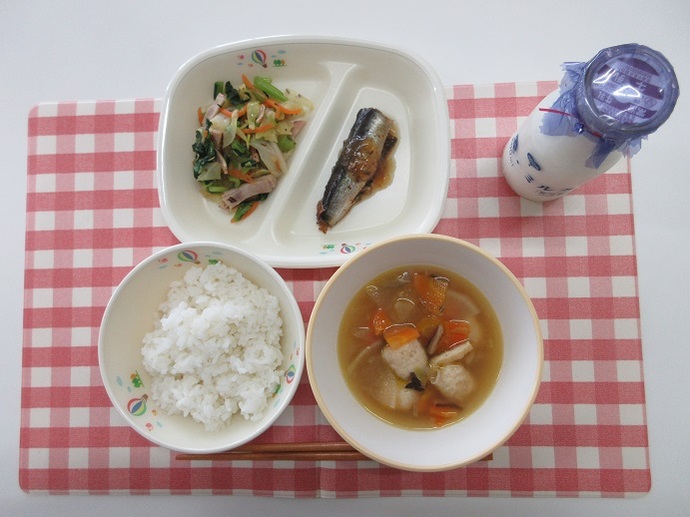 献立：ごはん　牛乳　鶏団子汁　いわしの梅煮　ハムと野菜のあかもく和え