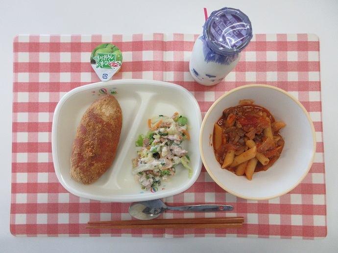 献立：きなこ揚げパン　牛乳　ミートソースペンネ　菜の花サラダ　卓上クリーミードレッシング　一口ゼリー（洋なし）