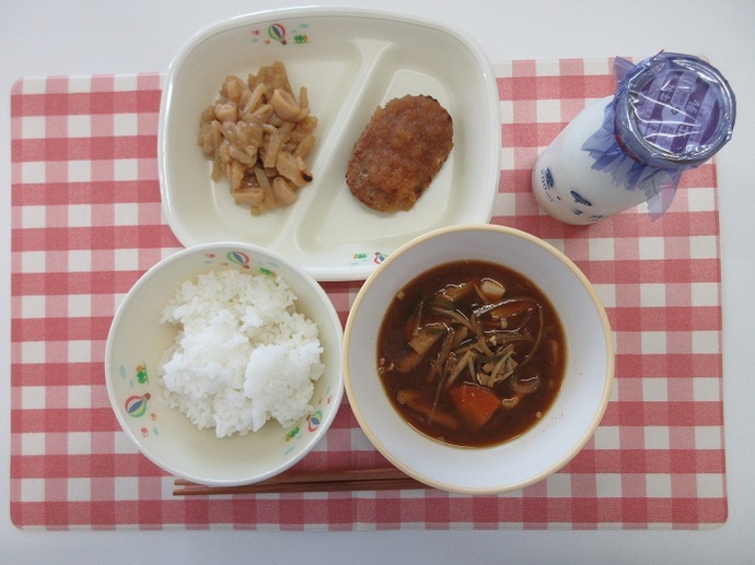 献立：ごはん　牛乳　豚汁　おろしハンバーグ　☆やりいかと新じゃがいもの甘辛炒め