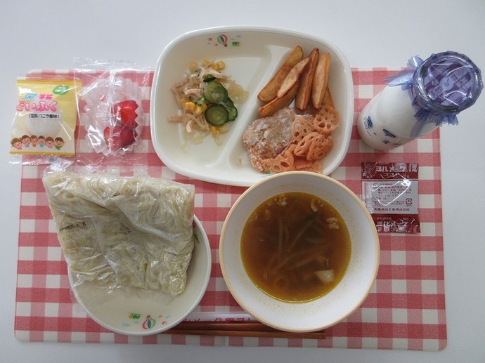 献立：中華めん　牛乳　醤油ラーメンスープ　鶏のから揚げ　れんこんチップス　フライドポテト　春雨の酢の物　いちご　豆乳クリーム大福　ココア牛乳の素　