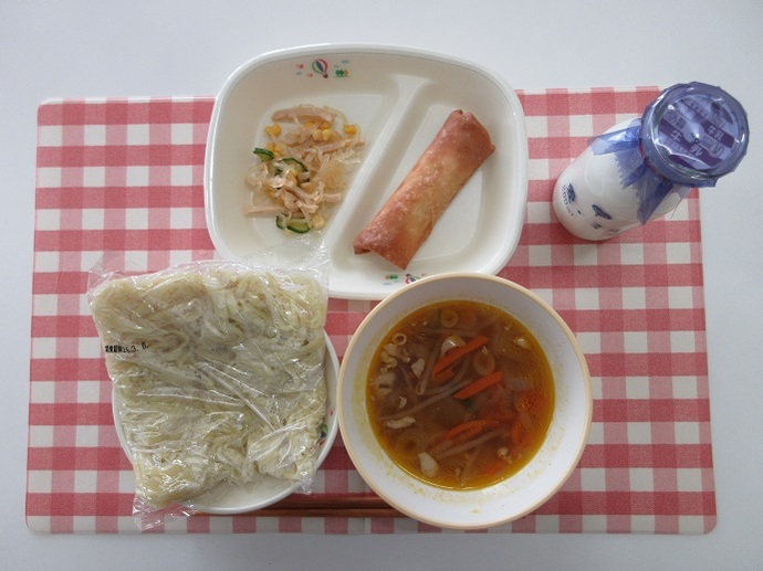 献立：中華めん　牛乳　醤油ラーメンスープ　愛知の野菜入り春巻き　春雨の酢の物