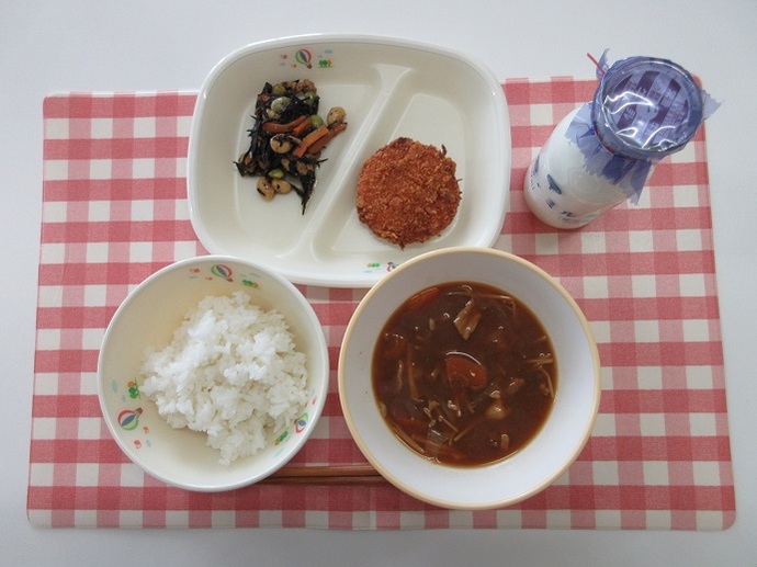 献立：ごはん　牛乳　新玉ねぎのみそ汁　えびカツ　ひじきの炒め煮　
