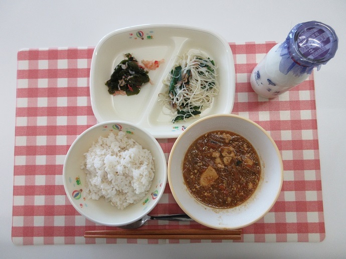 献立：麦ごはん　牛乳　マーボ豆腐　ニラとビーフンの中華炒め　☆わかめとかにかまサラダ