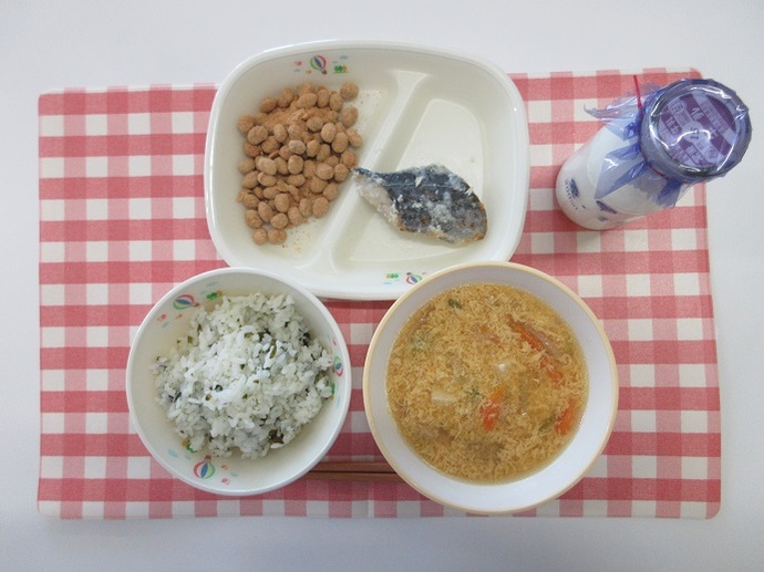 献立：わかめごはん　牛乳　かきたま汁　さわらの塩こうじ焼き　大豆のきな粉がらめ