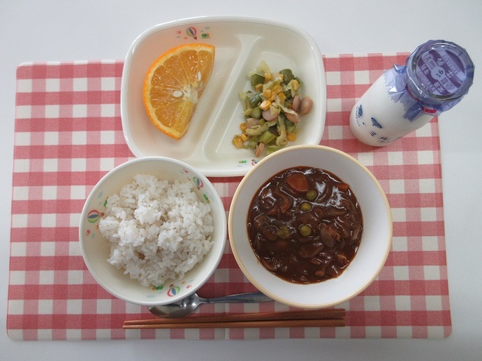 献立：麦ごはん　牛乳　ハヤシライス　ソーセージとアスパラガスのソテー　甘夏