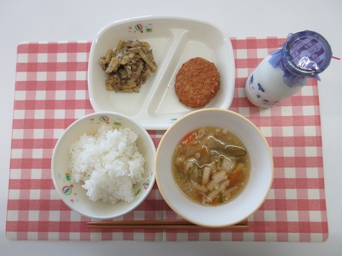 献立：ごはん　牛乳　☆鯛だし入りつみれ団子汁　キャベツ入りメンチカツ　じゃがいものソース炒め