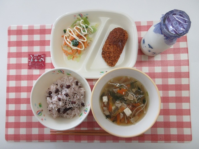 献立：赤飯（小袋ごま塩つき）　牛乳　沢煮椀　かつおフライのたれかけ　ささみと野菜のマヨ和え　卓上マヨネーズ