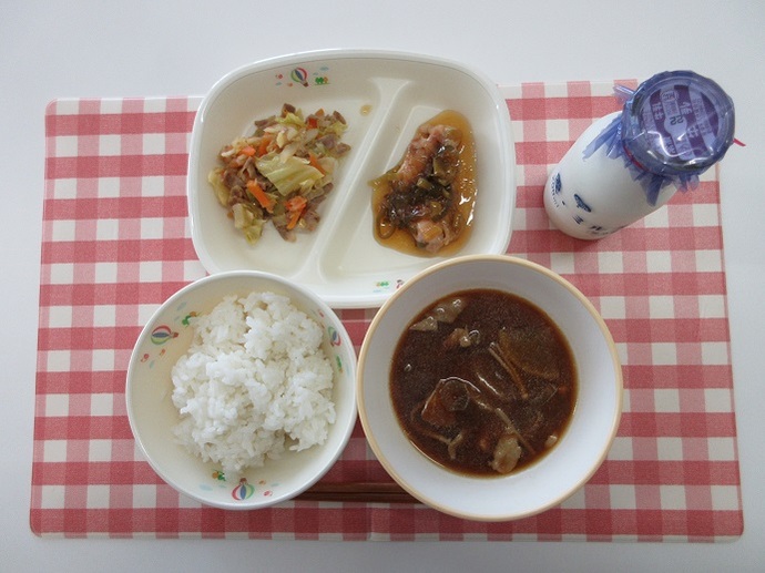 献立：ごはん　牛乳　☆知多半島産ふきのみそ汁　鶏肉のねぎだれかけ　ベーコンと野菜の炒め物