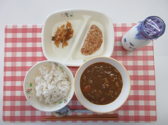 献立：麦ごはん　牛乳　新玉ねぎのカレーライス　ハムカツ　福神漬
