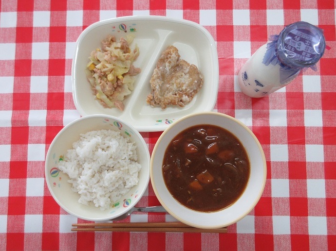 献立：麦ごはん　牛乳　ハヤシライス　鶏肉の竜田揚げ　ツナサラダ