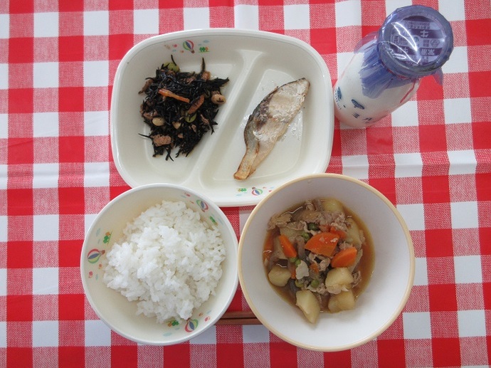 献立：ごはん　牛乳　春野菜の肉じゃが　あじの塩焼き　ひじきの炒め煮