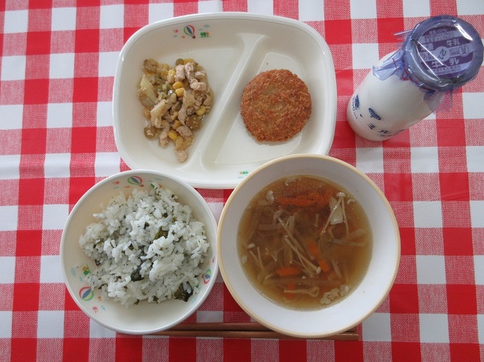 献立：わかめごはん　牛乳　沢煮椀　和風コロッケ　☆鶏肉とふきの炒め物