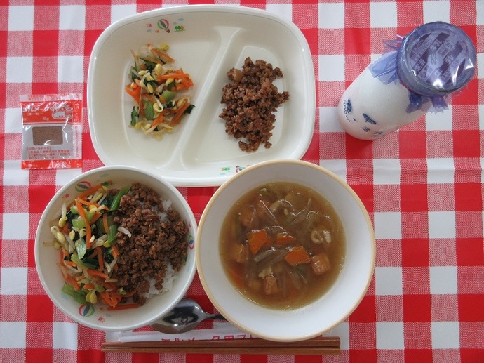 献立：麦ごはん　牛乳　山菜入り春雨スープ　ビビンバ（肉）　ビビンバ（野菜）　コーヒー牛乳の素