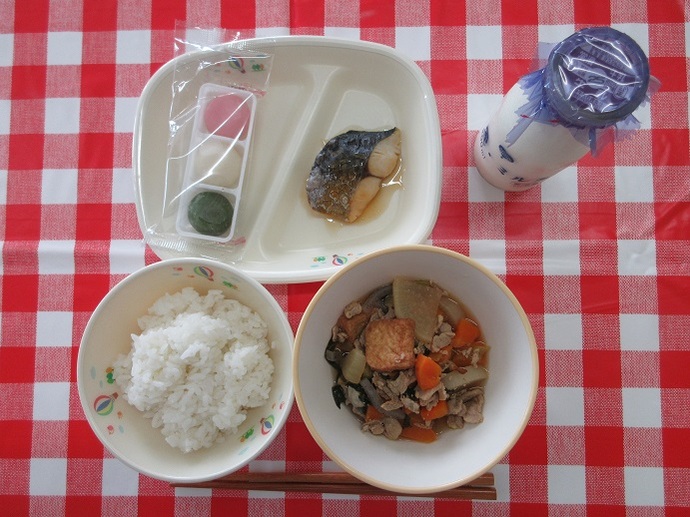 献立：ごはん　牛乳　豚肉と大根の煮物　さわらの照り焼き　花見団子