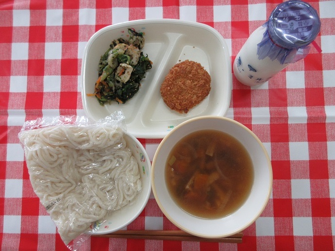 献立：ソフトめん　牛乳　きつね汁かけ　キャベツ入りメンチカツ　☆とことこ小松菜のり和え
