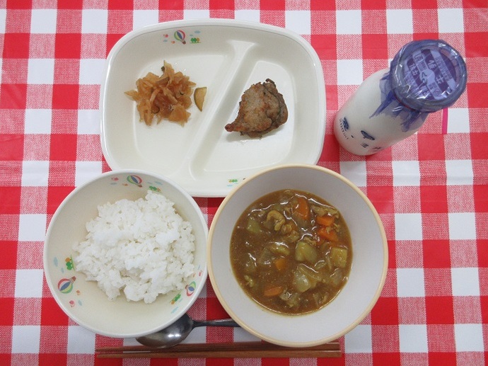 献立：ごはん　牛乳　カレーライス　鶏肉のハーブ焼き　福神漬