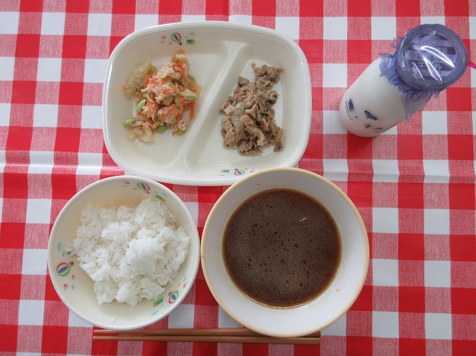 献立：白飯　牛乳　春野菜のみそ汁　あかもくと豚肉のしょうが炒め　ささみとキャベツの和え物