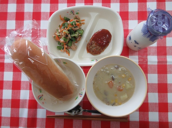 献立：ミルクロールパン　牛乳　米粉の豆乳コーンクリームシチュー　ハンバーグのトマトソースかけ　☆アスパラサラダ
