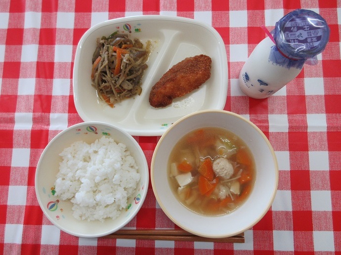 献立：ごはん　牛乳　鶏団子汁　たらのレモンソースかけ　☆ふき入りきんぴらごぼう