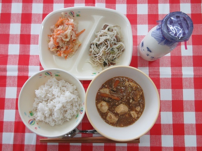 献立：麦ごはん　牛乳　マーボ豆腐　ビーフンとチンゲンサイの炒め物　中華ごまサラダ