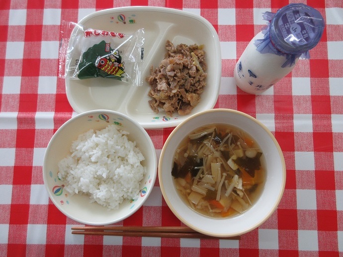 献立：ごはん　牛乳　☆若竹汁　キャベツと豚肉の黒酢炒め　かしわもち