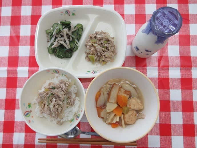 献立：ごはん　牛乳　春野菜の煮物　ねぎ塩豚丼　きゅうりのゆかりあえ