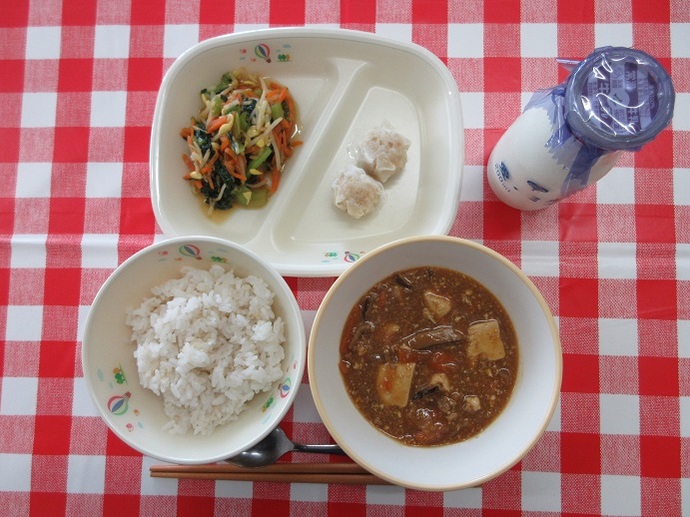 献立：麦ごはん　牛乳　マーボ豆腐　えびしゅうまい（小2個・中3個）　ナムル
