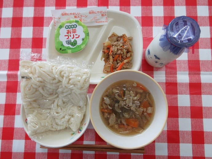 献立：白玉うどん　牛乳　肉うどんの汁　鶏肉とじゃが芋のソース炒め　お茶プリン